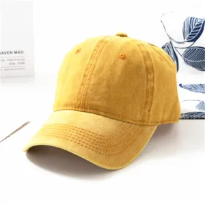 Detailansicht einer vintage gelben gewaschenen Baumwoll-Baseballkappe mit weichem Top.