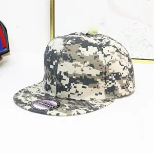 Detailaufnahme eines Snapback-Huts mit digitalem Camouflage-Muster und flacher Krempe