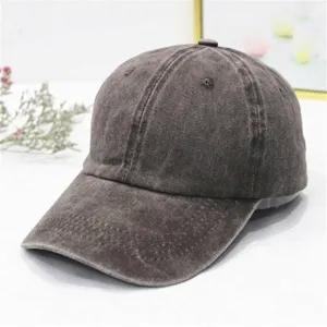 Makroansicht der Vintage-Baseballkappe aus gewaschener Baumwolle mit Used-Effekt