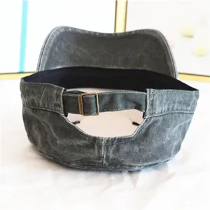 Vista posteriore di un cappello piatto in denim grigio con fibbia in metallo regolabile
