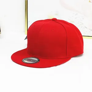 Seitenansicht einer leuchtend roten einfarbigen Flat Brim Snapback Kappe mit Aufkleber