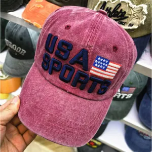 Detailaufnahme einer Vintage-Basecap mit USA-Sports-Stickerei im Used-Look.