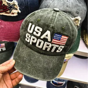 Detailaufnahme einer Vintage-Basecap aus gewaschener Baumwolle mit USA SPORTS-Stickerei