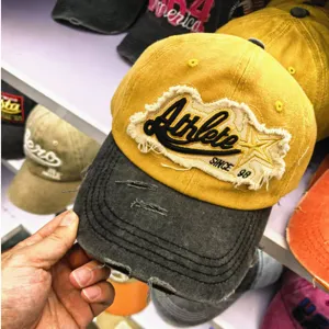 Detailansicht einer gelb-grauen Vintage-Baseballkappe mit Athlete-Stickerei.