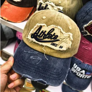 Nahaufnahme einer Vintage-Baseballkappe mit Athlete-Stickerei und Used-Look-Details