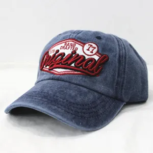 Detailansicht des bestickten 'Original'-Aufnähers auf einer verwaschenen blauen Basecap