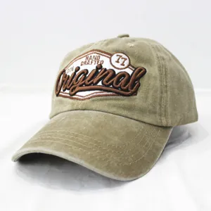 Nahaufnahme der hochwertigen Vintage-Stickerei auf einer khakifarbenen Baumwoll-Baseballkappe