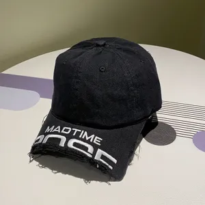 Nahaufnahme einer schwarzen verwaschenen Baseballkappe mit ausgefranster Krempe und Stickerei