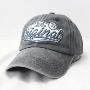 Nahaufnahme einer grauen Vintage-Baseballkappe aus gewaschener Baumwolle mit Stickerei.