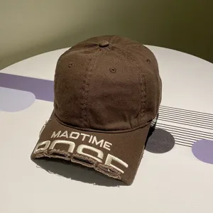 Vintage braune Baseballkappe im Distressed-Look mit MADTIME-Stickerei und Schirm