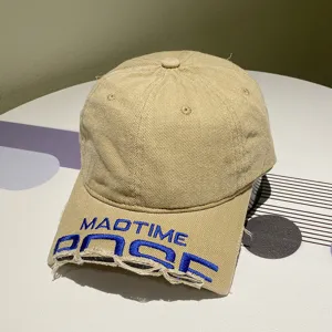 Detailansicht der khakifarbenen Used-Baseballcap mit blau besticktem MADTIME-Logo