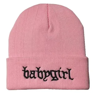 Detailansicht einer rosa Strickmütze mit schwarzer Babygirl-Stickerei in Gotikschrift
