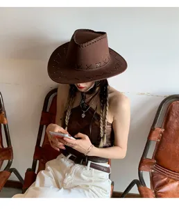 Modella che indossa un cappello da cowboy marrone in finta pelle con cuciture decorative