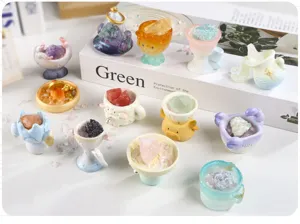Boîtes mystères cristal zodiaque avec figurines en résine et pierres brutes naturelles.