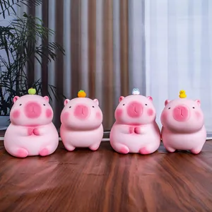 Juego de cuatro huchas capibara rosa con decoraciones de frutas y cabezas de animales
