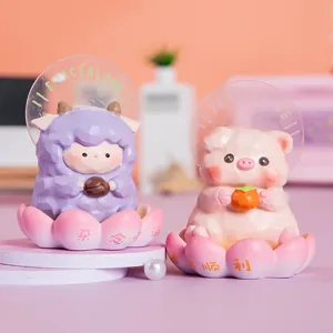 Détail de figurines mignonnes de mouton et cochon dans des bases de lotus avec halos Peace & Love