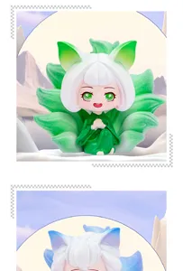 Primer plano de una linda figura de hada zorro de nueve colas verde y blanca en la nieve