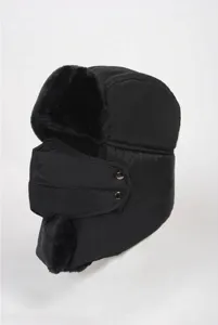 Vista lateral detallada de un gorro ruso negro forrado de vellón con máscara.