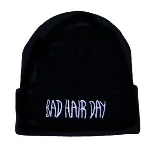 Klassische schwarze Strickmütze mit BAD HAIR DAY Stickerei für Herren und Damen