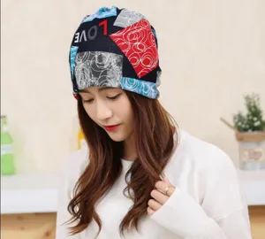 Detailansicht einer bunten Patchwork-Beanie mit LOVE-Druck, getragen von einer Frau.