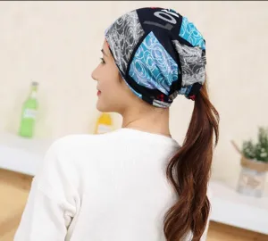 Detail des gemusterten Kopftuchs, getragen als Beanie mit Pferdeschwanz-Öffnung
