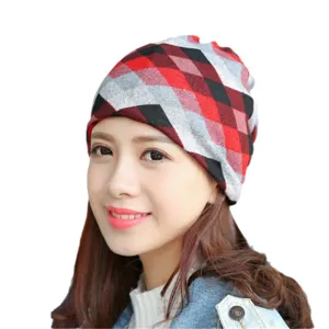 Berretto beanie multifunzionale a quadri rosso e grigio per donna su sfondo bianco