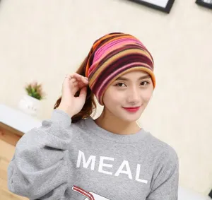 Nahaufnahme der lebhaften bunten Streifen und der weichen Strickstruktur dieser Beanie-Mütze