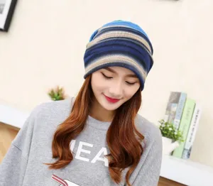 Gestreifte Strickmütze von einem Model als stilvolle und weiche Kopfbedeckung getragen