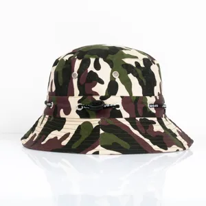 Vorderansicht-Detail eines Camouflage-Anglerhuts mit breiter Krempe zum Sonnenschutz.