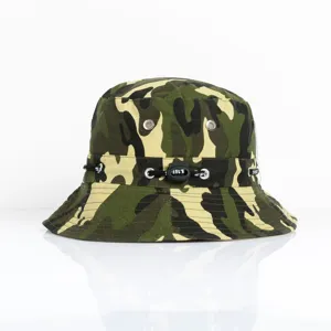 Detailansicht eines Camouflage-Anglerhutes mit verstellbarem Kordelzug und breitem Rand.