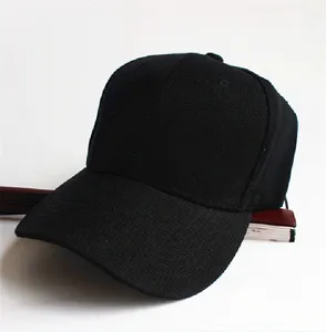 Detailansicht einer schlichten schwarzen Canvas-Baseballkappe mit gebogenem Schirm