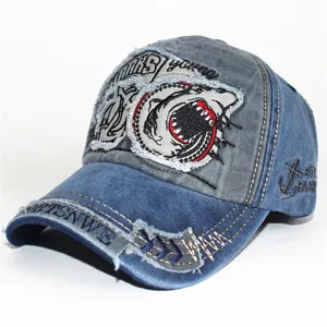 Detailansicht der Shark-Stickerei und der ausgefransten Kanten an diesem Baseballcap