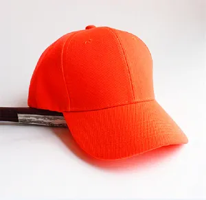Detailansicht einer leuchtend orangefarbenen Baseballkappe aus Canvas mit schlichtem Design.