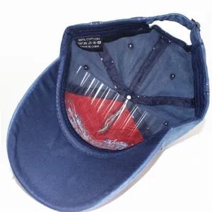 Innenansicht der gewaschenen Baumwoll-Baseballkappe mit Waschetikett und Material