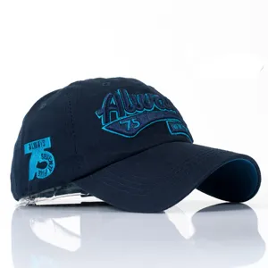 Nahaufnahme der marineblauen Baumwoll-Basecap mit blauer Stickerei und gebogenem Schirm