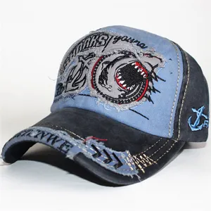 Detailansicht einer Vintage-Baseballkappe mit Hai-Stickerei und verwaschenem Denim-Effekt