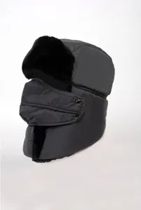 Gorro de aviador negro con máscara desmontable para protección cálida y cortavientos.
