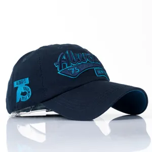 Detailansicht einer marineblauen Baumwoll-Baseballkappe mit blauer Stickerei im Vintage-Stil.