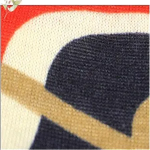 Detailansicht der weichen Stricktextur aus Kaschmirimitat mit farbenfrohen Mustern
