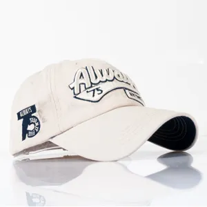 Detailansicht einer beigen Vintage-Baumwoll-Baseballkappe mit Always '75 Stickerei.