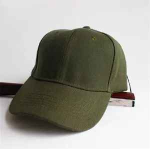 Seitenansicht eines schlichten olivgrünen Segeltuch-Basecaps in minimalistischem Design