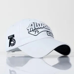 Stickerei-Detail einer weißen Baumwoll-Baseballkappe im Distressed-Stil mit Always 75
