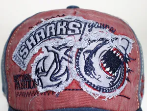 Detail der gestickten Hai-Applikation und Vintage-Waschung auf der Retro-Baseballkappe