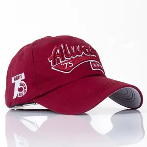 Detailansicht der weinroten Baumwoll-Baseballkappe mit klassischer Buchstabenstickerei