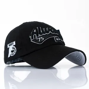 Seitenansicht der schwarzen Baumwoll-Basecap mit hochwertiger Vintage-Stickerei 'Always 75'.