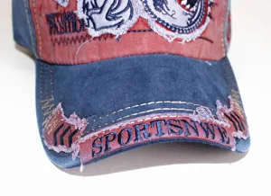 Detailansicht der Stickerei und Waschung einer Vintage-Baseballkappe aus Baumwolle