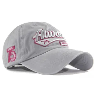 Nahaufnahme der grauen Baumwoll-Baseballkappe mit rosa-weißer Always 75 Stickerei