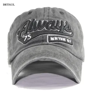 Detailansicht einer grauen Baumwoll-Baseballkappe im Vintage-Stil mit Stickerei