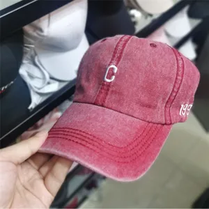 Detailansicht einer verwaschenen roten Vintage-Baseballkappe mit weißem Stickereilogo