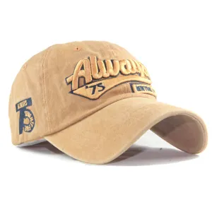 Detailansicht einer verwaschenen Baumwoll-Baseballkappe mit Vintage-75-Stickerei
